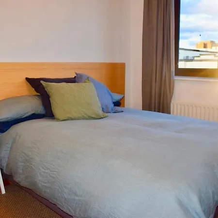 2 Bedroom Near Canal Dock *