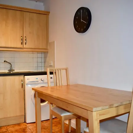 2 Bedroom Near Canal Dock *